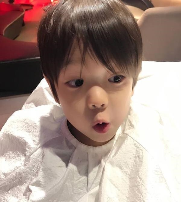 霍思燕|嗯哼大王長大了,變雙眼皮越來越像霍思燕,要比爸爸杜江還帥了!