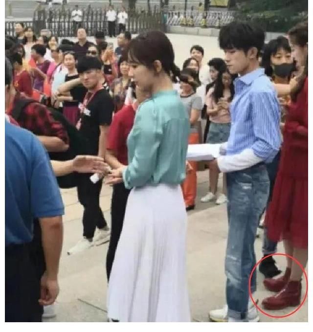 杨紫和关晓彤合影曝光后,气质差距引起了热议,你更喜欢谁?