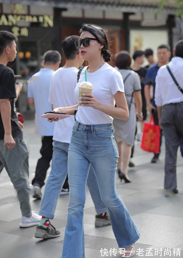 喇叭裤|浅蓝色牛仔喇叭裤搭配白色T恤,清新时尚,但是不失复古美感