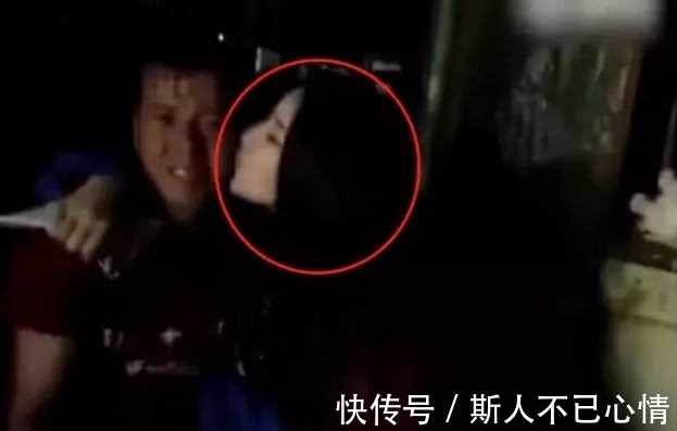 变形计里杨馥宇回村探望爸爸，谁注意到她的动作，网友：亲爸泪奔