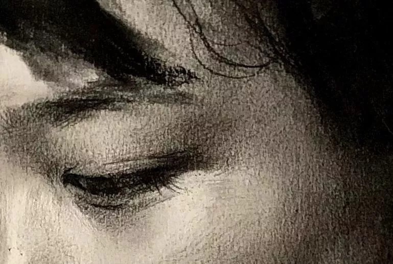 朱传奇&素描课堂|朱传奇教你画眼神低垂的短发女青年素描头像