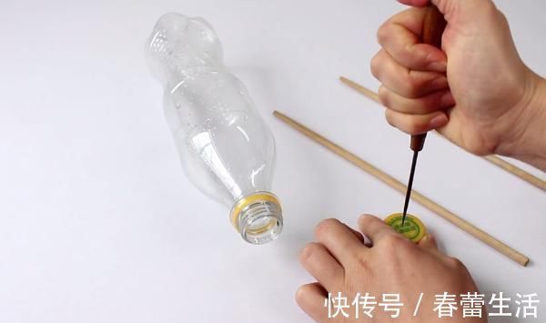 塑料瓶上绑2根筷子,解决了家家户户的困扰,在家做10个都不够