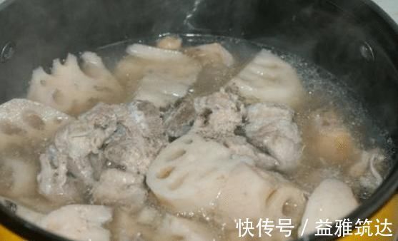 莲藕|做莲藕炖排骨,牢记2窍门,炖好的汤汁不发黑,莲藕排骨鲜香软烂