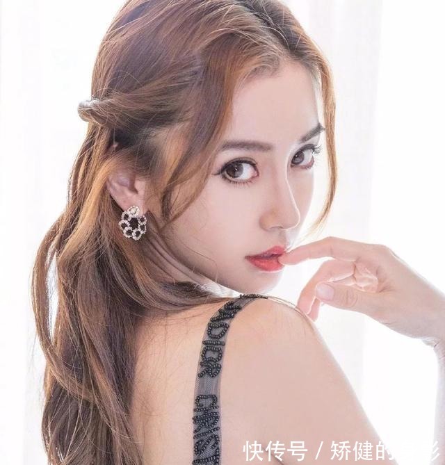 黄头发|别再留“黄头发”了!今年流行这4种显白发色,百搭减龄又洋气!