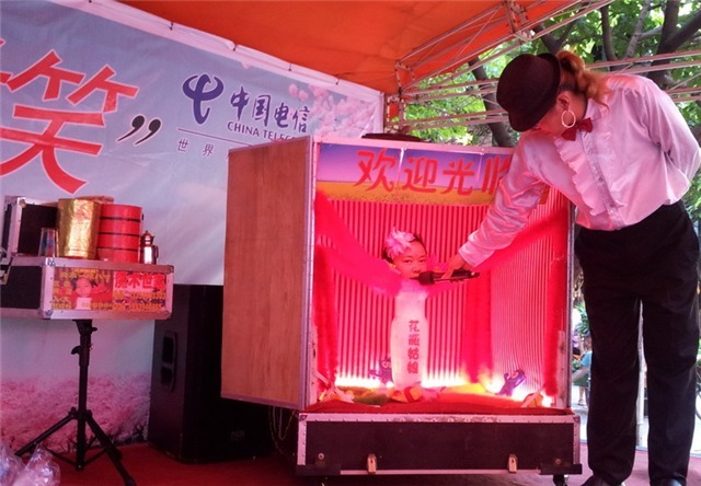 90年代风靡全国,身子是花瓶的“花瓶姑娘”,是怎样骗小孩的