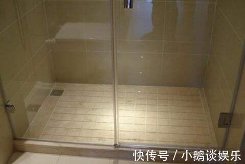 瓷砖|卫生间地面不要再贴瓷砖了,头次见有用这种设计,后悔没早察觉