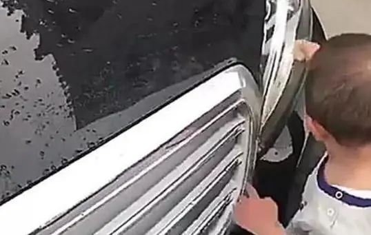 熊孩子|“熊孩子”刮伤奔驰，车主也不吭声，家长不认账反被“打脸”