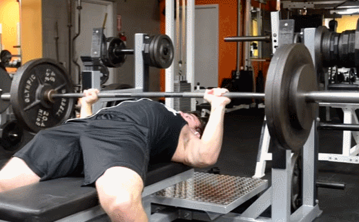 卧推|卧推训练时，想要充分地刺激胸肌，杠铃要不要贴胸？