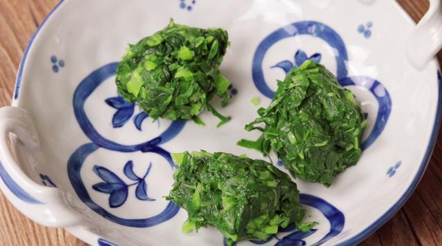 不用和面就能吃上菜团子，玉米面上滚一滚就下锅，皮薄馅多味道好