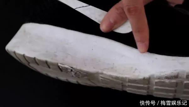白鞋边脏了别用水擦,教你一招,多脏的鞋子擦完像新的一样