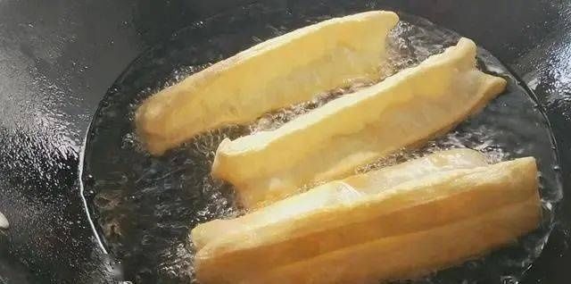 冰藏|教你做老式炸油条,不用发面的老配方,吃出小时候的味道,真好吃
