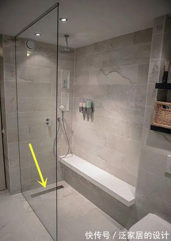 安装|很好奇：卫生间装长条地漏，为什么师傅要装在淋浴房门边？