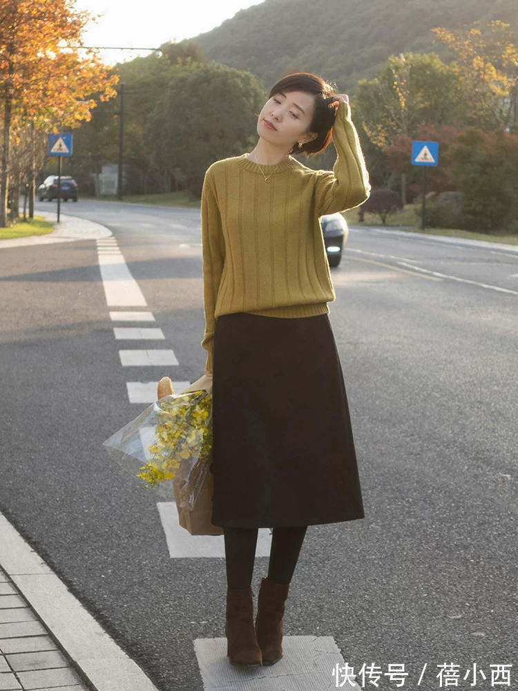 穿搭|被这位158cm高的博主惊艳了,穿“半身裙”搭配毛衣、外套,真美
