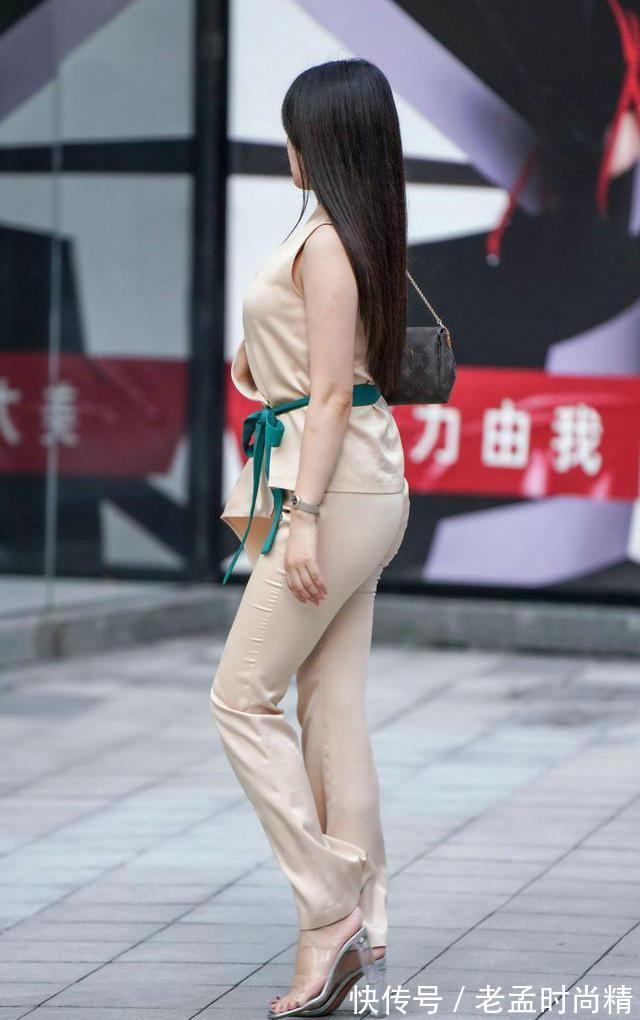 套装|街拍:套装免去了服饰搭配的烦恼,轻松穿出飘逸感和高级感