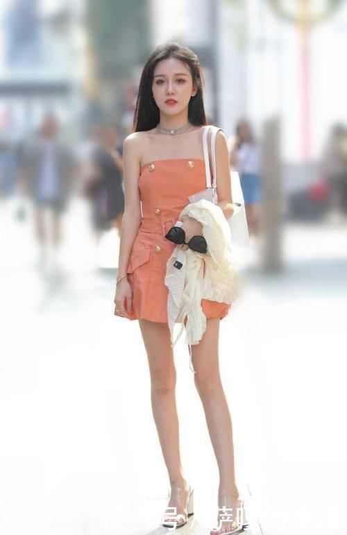 个性|人不仅长得漂亮，穿搭也很有个性，撩头发的侧脸很吸引人