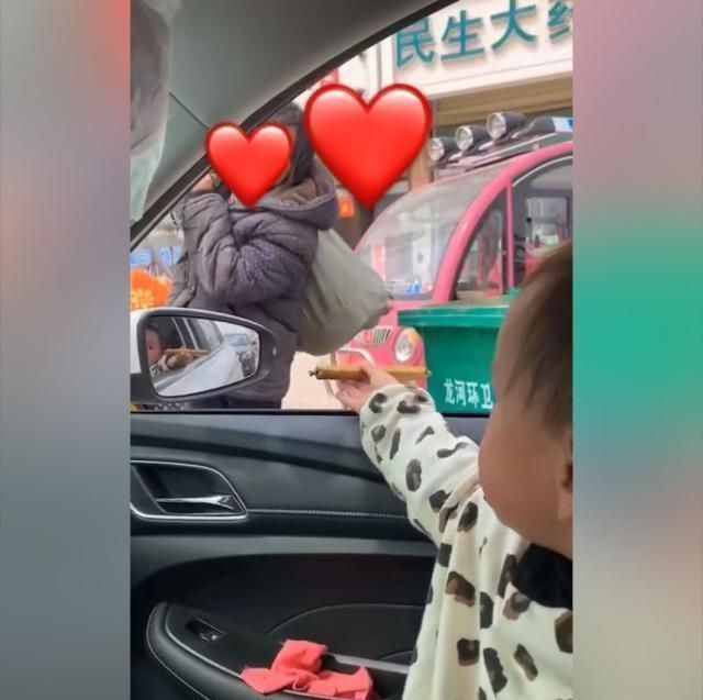 感恩|三岁娃看到捡垃圾奶奶，随手的这个举动，给父母上了一堂生动的课