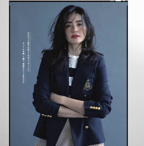 用小西装穿出时髦格调，学日本杂志这样搭，做个职场俏佳人