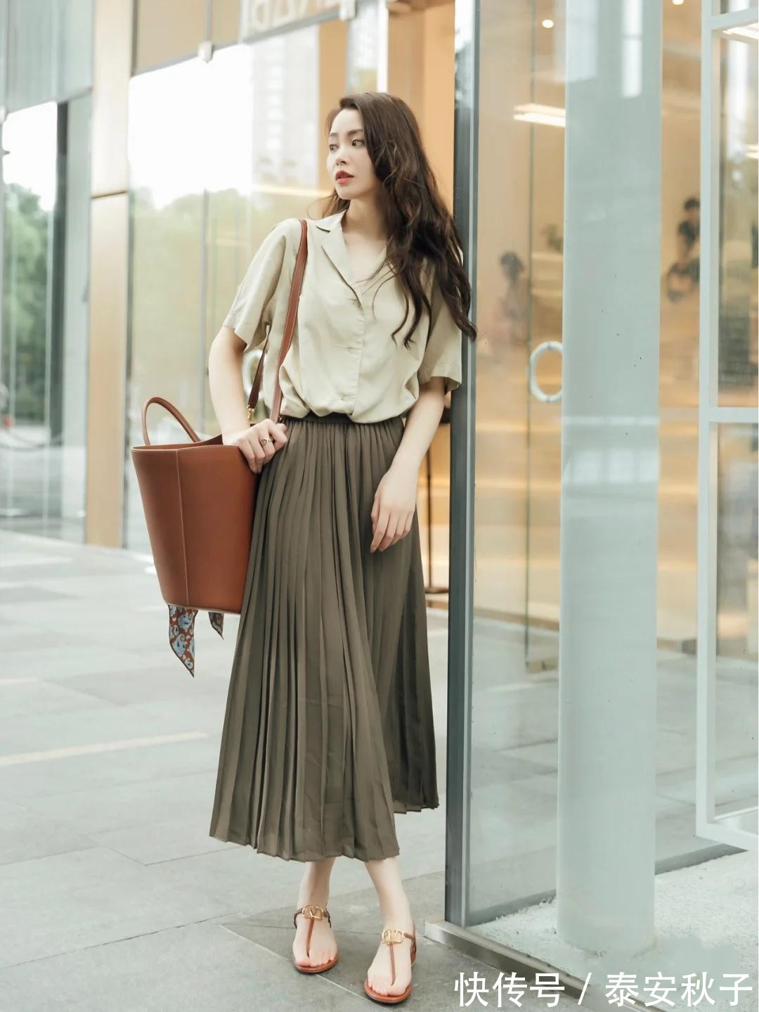 小衫|仅用“百褶裙”就能搭遍整个衣橱?有了它,你的美才能灵活生动!