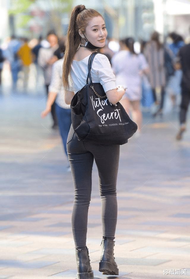 美就这么简单，提臀收腰的紧身牛仔裤穿出曼妙的身姿，美的有气势