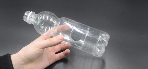 塑料瓶上穿一根绳子真厉害,这个用途懂的人还不多,早知道早受益