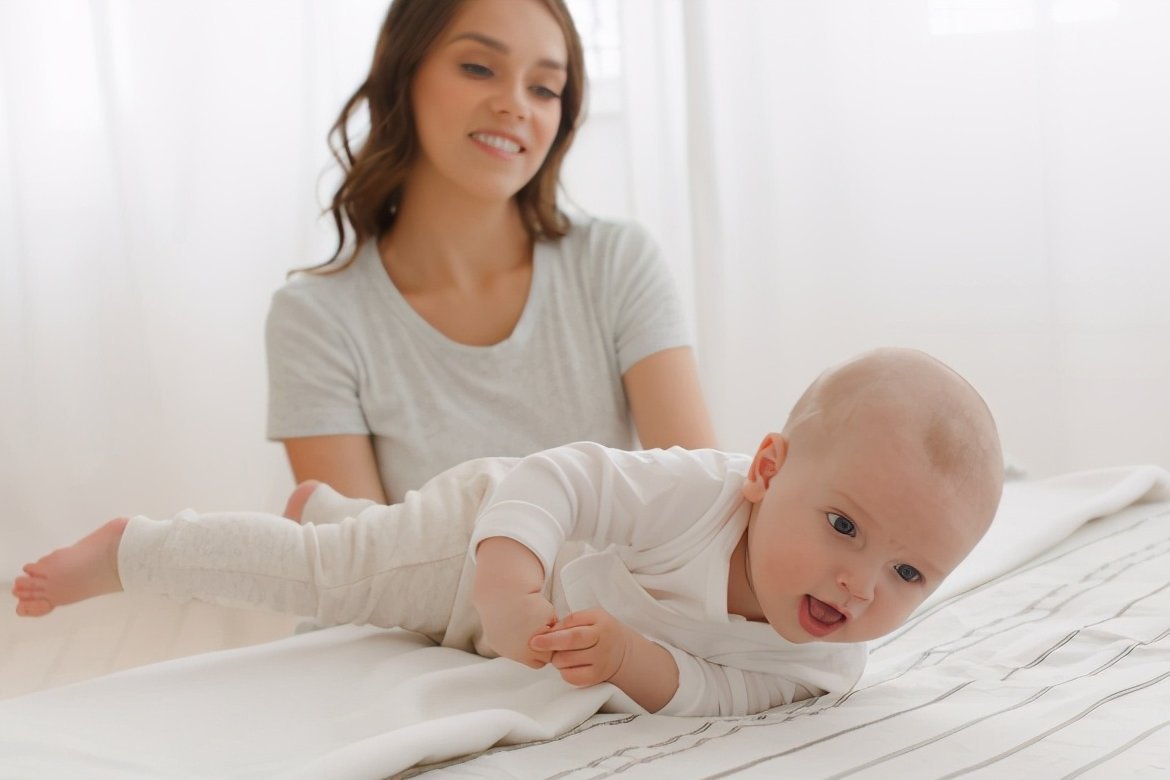 大动作|宝宝出现几个表现,可能是智力低的“警钟”,两岁前治疗更易恢复