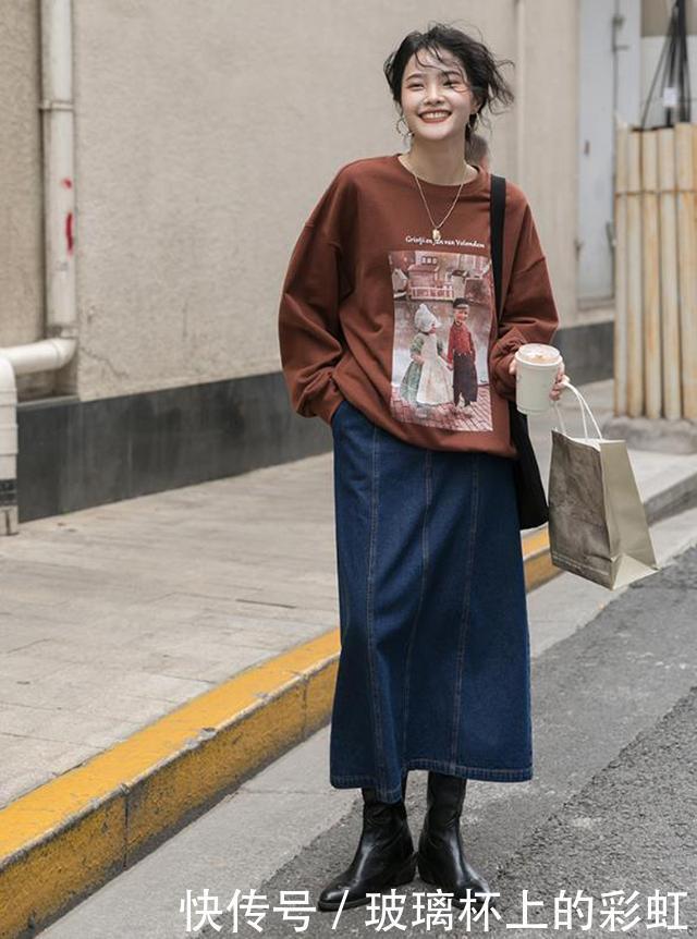 “上宽下窄”的秋冬穿搭，卫衣+牛仔裙+短靴，时尚又洋气