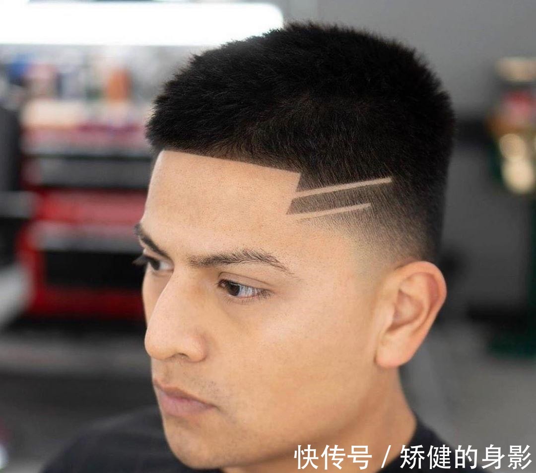 三面 男人过了35岁,别乱剪发型,今夏试试这三款,帅气更显精神!