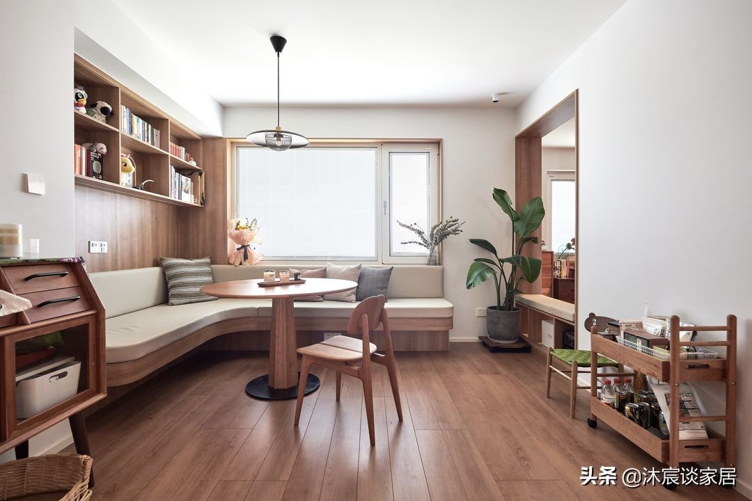 玄关|44岁的阿姨，与母亲同住，两人把家布置得温馨美好，适合居家养老