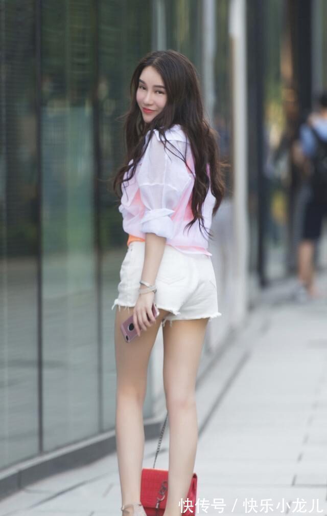 搭配 打底裤搭配不挑人,突出强烈时尚气息,个性气质尽显