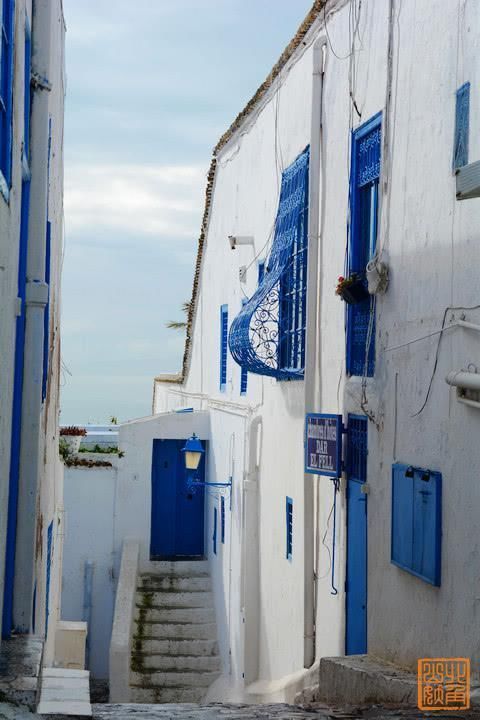 春雪|非洲最梦幻蓝白小镇,在草席咖啡馆抽水烟喝甜茶,这里的惬意不输圣托里尼