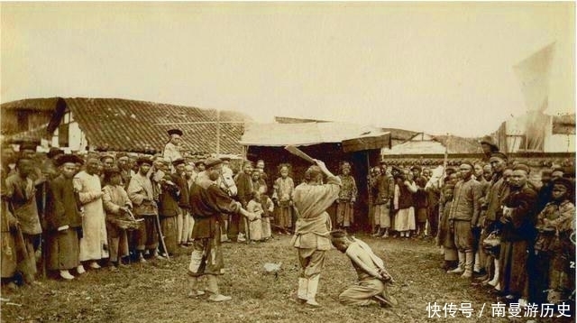 围观|晚清老照片：围观斩首麻木的民众，因偷窥妇女被锁在路边的犯人