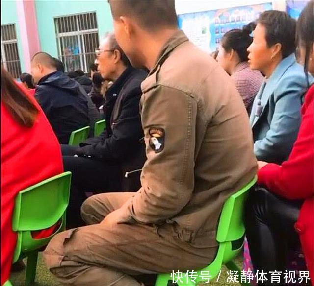 农民工爸爸穿得脏兮兮去开家长会,被拍照发到网上,网友:好父亲