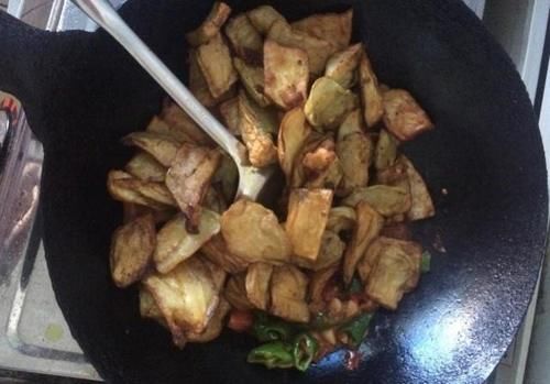 炒茄子时，不要直接下锅炒，忘了这一步，炒出的茄子很油腻