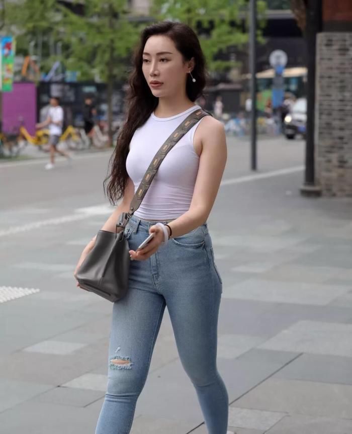 修身款式的牛仔裤，当然会使得腿更加长了