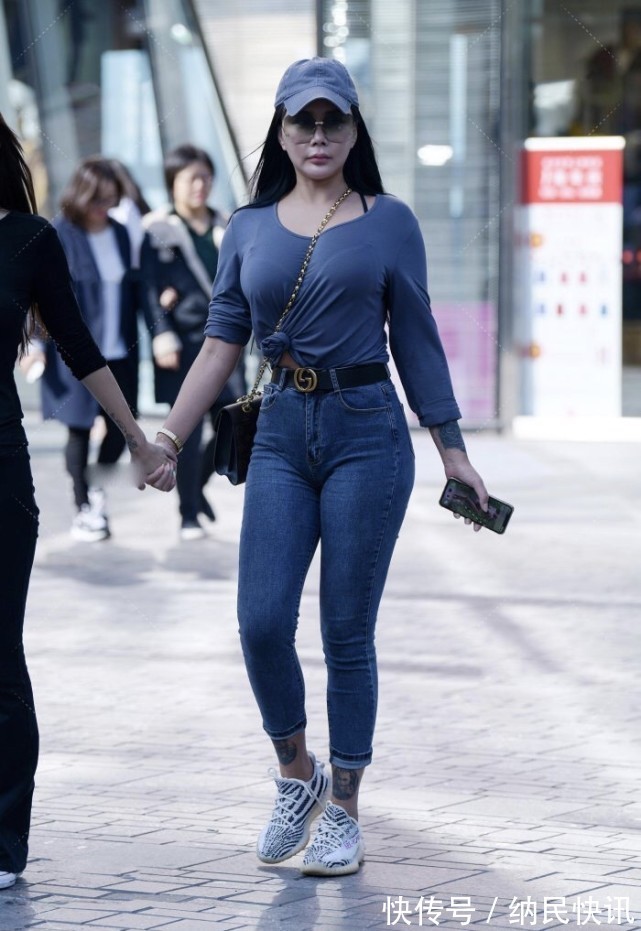 穿搭 宽松的上衣修饰微胖的体型,牛仔裤搭配黑腰带意外美出时尚气质