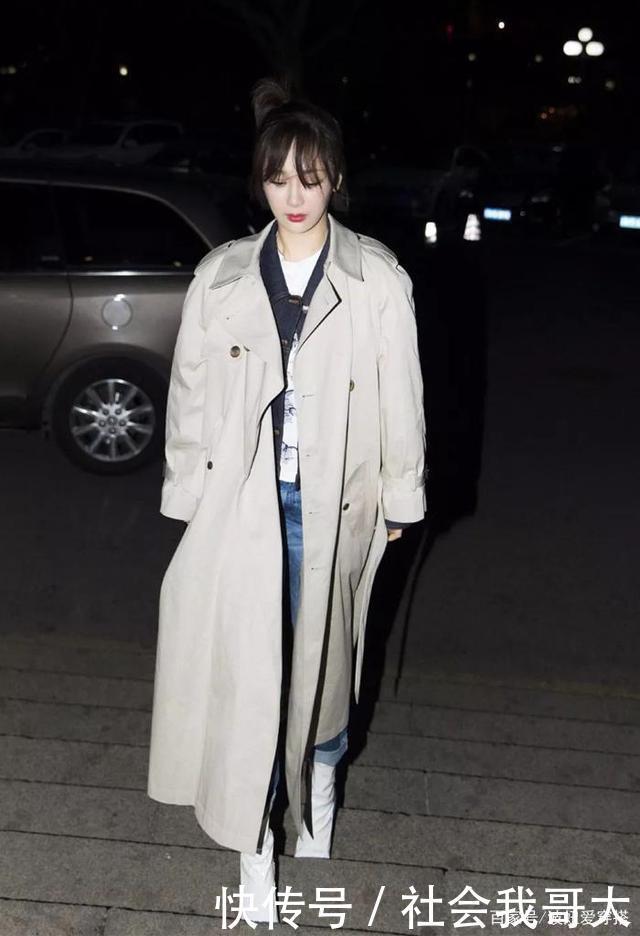 奔四的女人买风衣，多挑这4款“显白色”，高级优雅、还不易过时