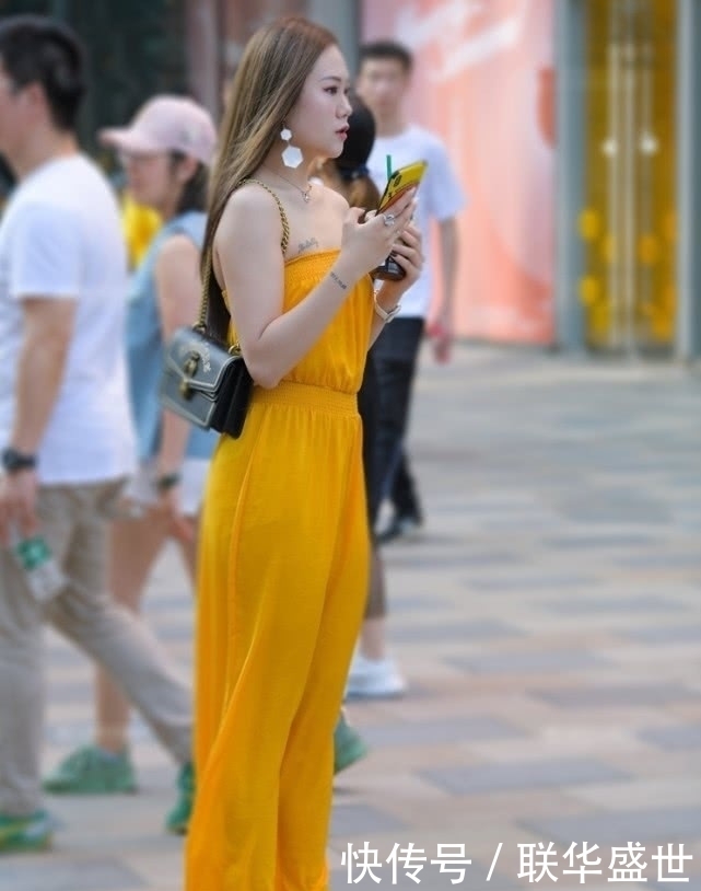 简直是过分,这么时髦的“蜂蜜裤”,要100斤的妹子穿才好看