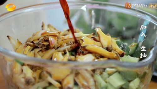 赵丽颖中餐厅下厨,看清她往菜里放了什么,网友表示这也太豪了吧