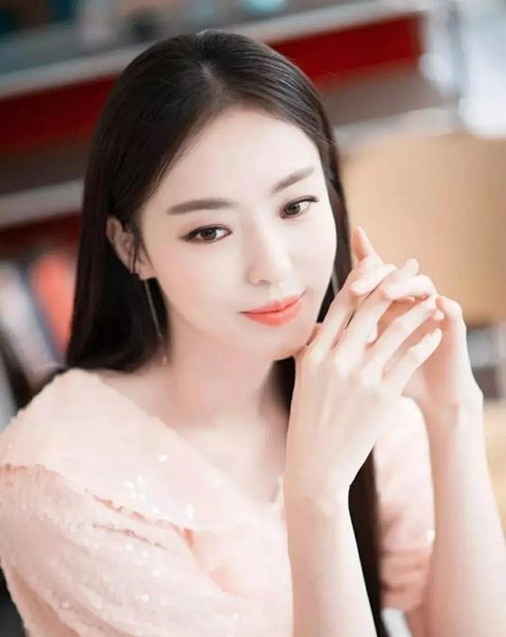 搭配 韩国“国宝级”女神李多熙 倾城容颜魔鬼身材 纯系穿搭高贵典雅