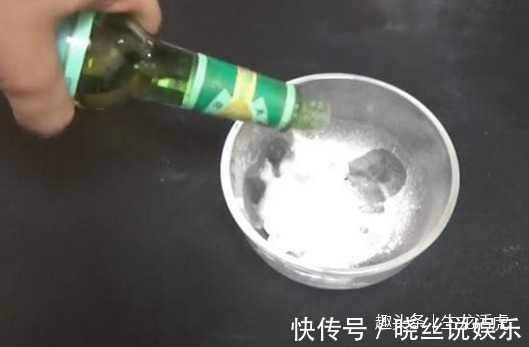 小苏打|洗衣服不要只放洗衣液，里面扔两个它，多脏的衣服都能干净如新