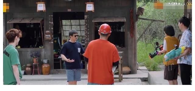 张子枫|张子枫被惩罚用水枪喷黄磊，却害怕不敢动手，黄爸爸的做法太宠了