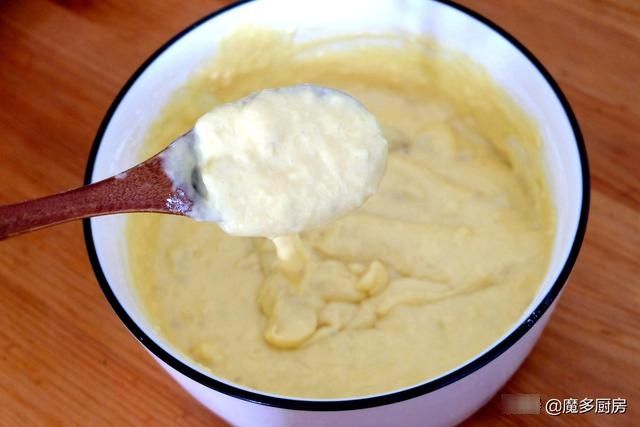 香蕉葡萄干做成蛋糕更好吃，不用打蛋器，小朋友都能轻松做