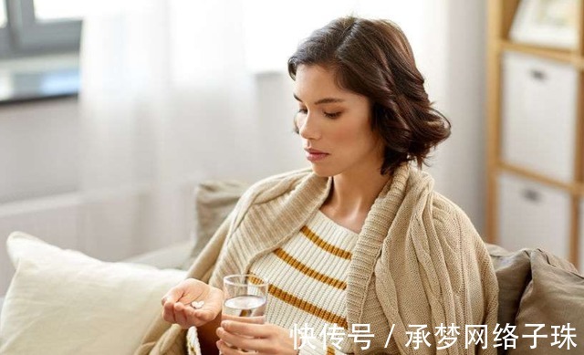 生理痛|在月经期间,容易流出一股血块是什么?是身体在排毒吗?建议看看