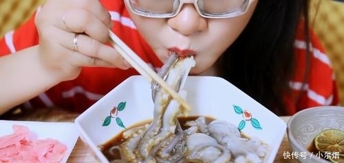 章鱼|韩国小姐姐在家直播吃“面条”,当我看到动来动去,差点被吓一跳