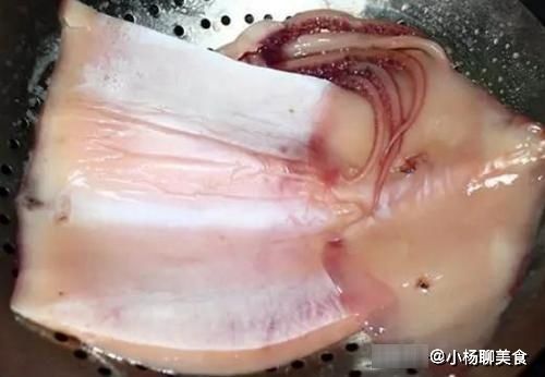 热水|干鱿鱼用热水还是冷水泡？都错！大厨教你1招，干货转身变海鲜！