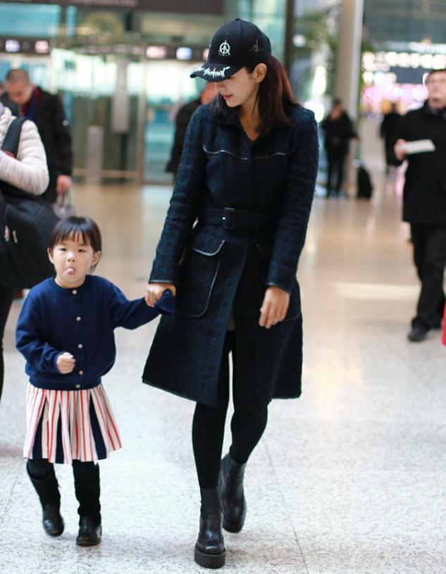 气质 真会扮嫩,白卫衣搭紫色羽绒服保暖又可爱,个性小帽时髦减龄