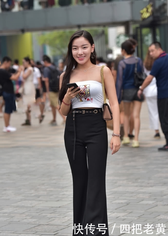 扑克中|小姐姐白色抹胸装有一个Q图案,这个Q带出了她迷人的身段!