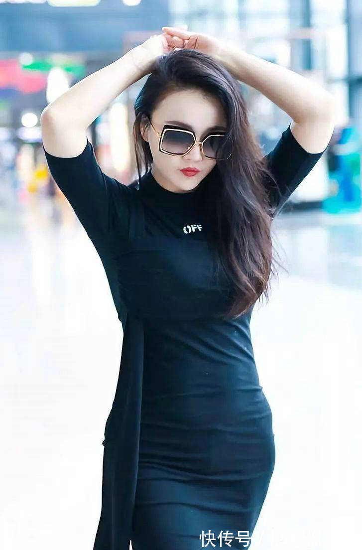 修身 修身的连衣裙展现高挑的身材,开叉的设计个性时尚,非常好看