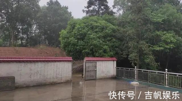 烧锅棍#农村小伙使用“烧锅棍”在墙上写“启功体”刷屏了,高手在民间!