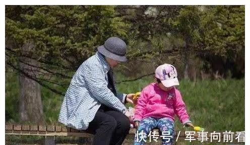 贴画|退休教师婆婆帮带娃,每天让孩子玩,上学后孩子表现出超强专注力